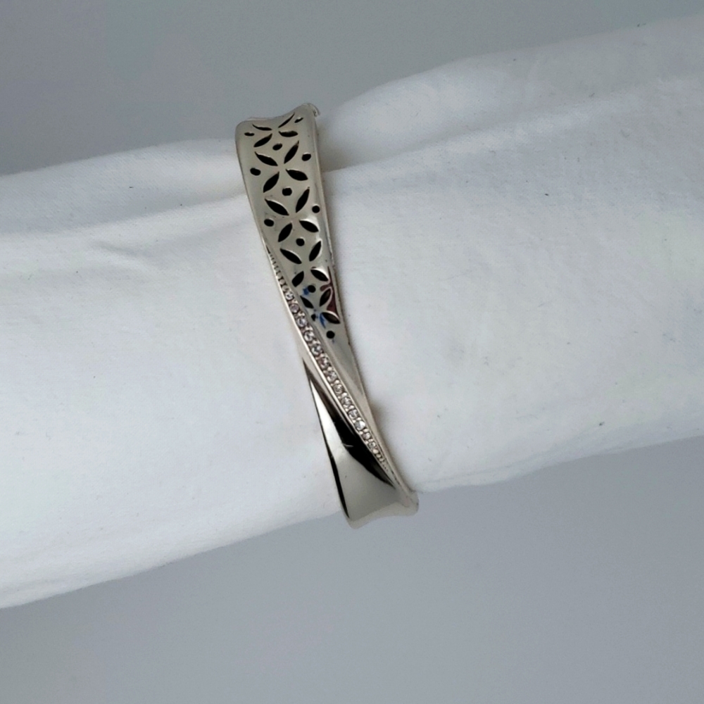 Cuff with a twist
